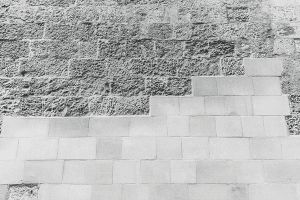 Deteriorating and restored limestone in Valletta. Photo by Jean Claude Vancell